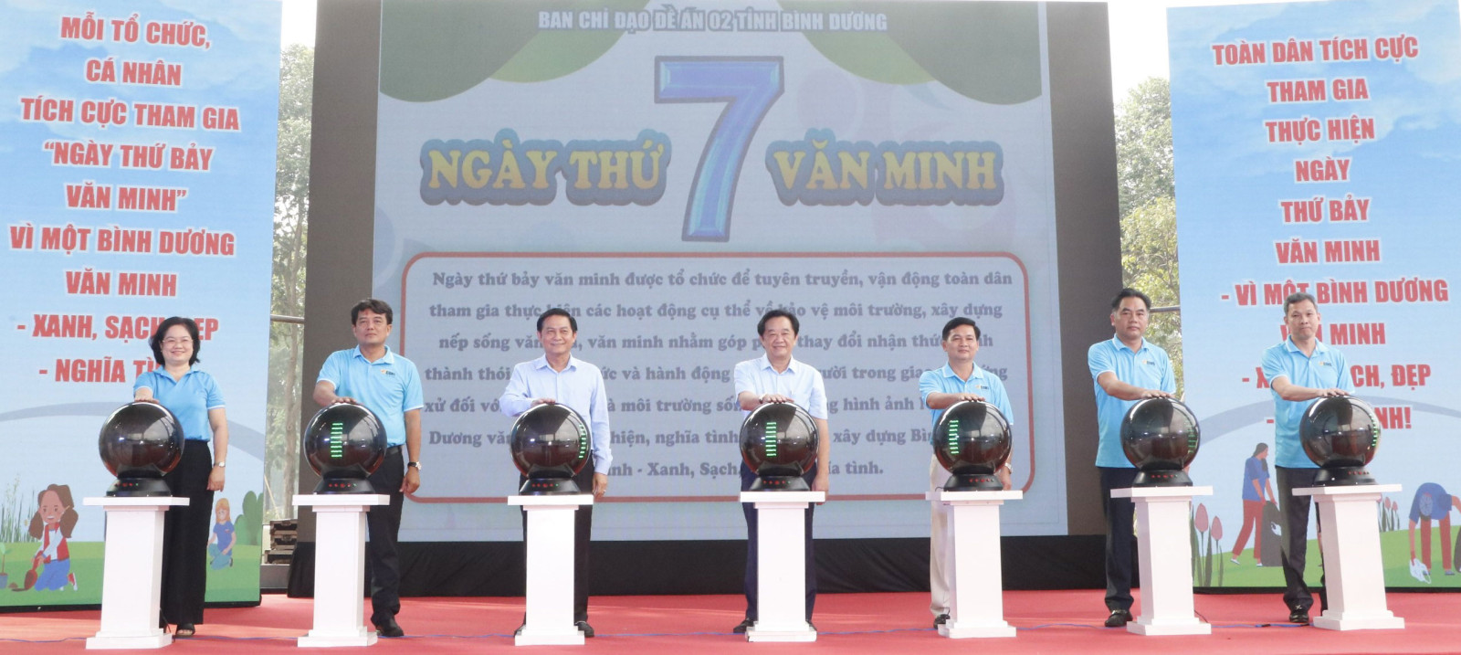 Lãnh đạo tỉnh thực hiện nghi thức phát động thực hiện “Ngày thứ bảy văn minh, vì một Bình Dương văn minh - xanh, sạch đẹp - nghĩa tình” (Ảnh: Huỳnh Thủy).